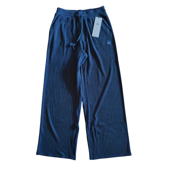 Alo Yoga Muse Wide Leg Pant Navy M NWT $118 - Picture 2 of 6